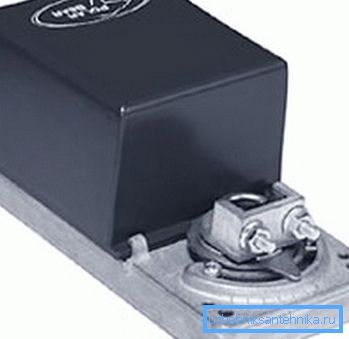 Birçok sistemde, sistem kapatıldığında hava damperlerini kapatan elektrikli sürücüler vardır, bu da soğuk havanın sokağa girmesini engeller. Birçok sistemde, sistem kapatıldığında hava damperlerini kapatan elektrikli sürücüler vardır, bu da soğuk havanın sokağa girmesini engeller.