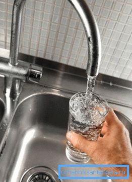 Filtrenin tüm aşamalarını geçen musluktan su Filtrenin tüm aşamalarını geçen musluktan su