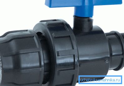 Burada iki borunun sıkı bağlantısı için tasarlanmış bir sıkıştırma armatürü. Burada iki borunun sıkı bağlantısı için tasarlanmış bir sıkıştırma armatürü.
