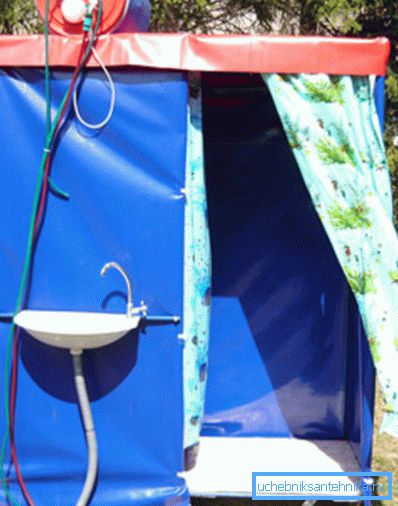 Tank ve lavabo ile geçici inşaat Tank ve lavabo ile geçici inşaat