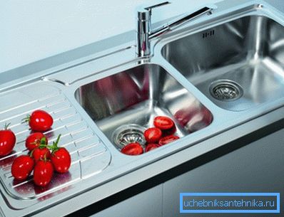 İki kase ve bir kanat ile paslanmaz çelik mutfakta gömme lavabo İki kase ve bir kanat ile paslanmaz çelik mutfakta gömme lavabo