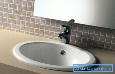 Gömme lavabo, kendi ağırlığı ile yerinde tutulur. Gömme lavabo, kendi ağırlığı ile yerinde tutulur.