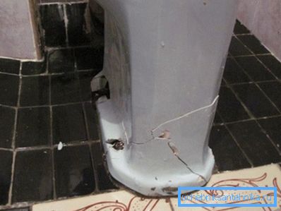 Eski tuvaletin bir yerlerde kullanılması muhtemel değildir, bu yüzden güvenle kırabilirsiniz. Eski tuvaletin bir yerlerde kullanılması muhtemel değildir, bu yüzden güvenle kırabilirsiniz.