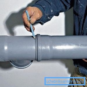 Boruyu takın, soketin yerini işaretleyin Boruyu takın, soketin yerini işaretleyin