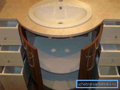Banyoda gömme lavabo - mükemmel ve çok fonksiyonel bir çözümdür, çünkü dolapta çok yararlı şeyler depolayabilirsiniz