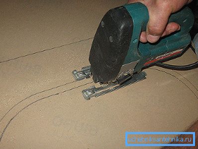 Elektrikli bir yapboz ile bir delik kesme Elektrikli bir yapboz ile bir delik kesme