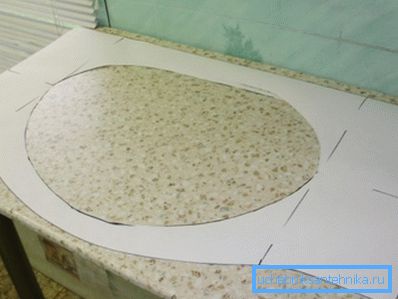 Lavabo altındaki bir deliğin kesilmesi, ürünün üzerinde denenmiş bir şablonun kullanılmasıdır. Lavabo altındaki bir deliğin kesilmesi, ürünün üzerinde denenmiş bir şablonun kullanılmasıdır.