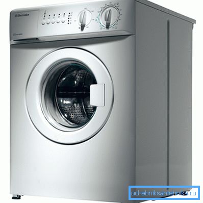 Fotoğraftaki makinenin gövdesinin yüksekliği - sadece 67 santimetre. Yükleme - 3 kilogram kuru keten. Fotoğraftaki makinenin gövdesinin yüksekliği - sadece 67 santimetre. Yükleme - 3 kilogram kuru keten.