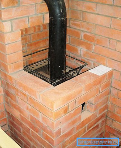 Metal fırın için bir tuğla tüpüne çıktı Metal fırın için bir tuğla tüpüne çıktı
