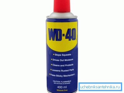 WD-40, klozet yüzeyinde tutkaldan kurtulmaya yardımcı olur WD-40, klozet yüzeyinde tutkaldan kurtulmaya yardımcı olur