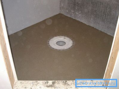 Merkezde bir lavabo ile beton zemin. Yukarıdan ahşap zemin döşeyebilirsiniz.