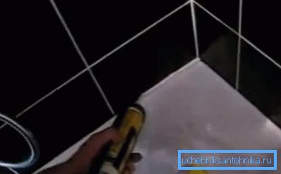 Palet ve duvar arasındaki bağlantıyı kapatın Palet ve duvar arasındaki bağlantıyı kapatın