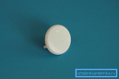 Kapak, depoda kullanılmayan girişi kapatır Kapak, depoda kullanılmayan girişi kapatır