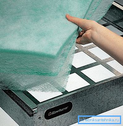 Filtre gövdesinde ince örgü ve lifli malzeme döşenmesi Filtre gövdesinde ince örgü ve lifli malzeme döşenmesi