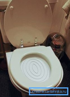 Kaseyi esnek plastikle kapatın. Kaseyi esnek plastikle kapatın.
