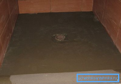 Beton şap, bir drenajın montajından sonra zeminin tabanına dökülür. Beton şap, bir drenajın montajından sonra zeminin tabanına dökülür.