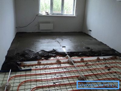 Isı yalıtımlı bir zeminin betonla doldurulması Isı yalıtımlı bir zeminin betonla doldurulması