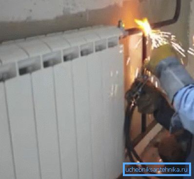 Isıtma radyatörünü kaynak makinesiyle değiştirmek Isıtma radyatörünü kaynak makinesiyle değiştirmek