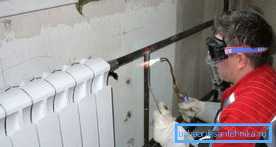Uzman bir uzman tarafından gaz kaynağı ile dairede bulunan radyatörlerin değiştirilmesi Uzman bir uzman tarafından gaz kaynağı ile dairede bulunan radyatörlerin değiştirilmesi