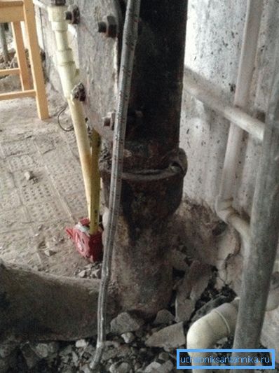 Dairedeki yükselticilerin değiştirilmesi sizi tavandaki sızıntılara karşı korumaz. Dairedeki yükselticilerin değiştirilmesi sizi tavandaki sızıntılara karşı korumaz.