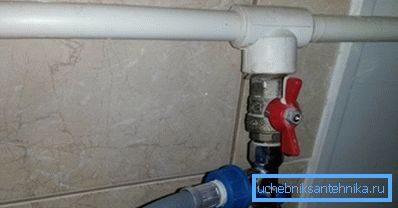 Çamaşır makinesine su sağlayan borudaki kapatma vanaları Çamaşır makinesine su sağlayan borudaki kapatma vanaları