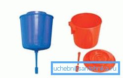 Fabrikada plastik lavabo.